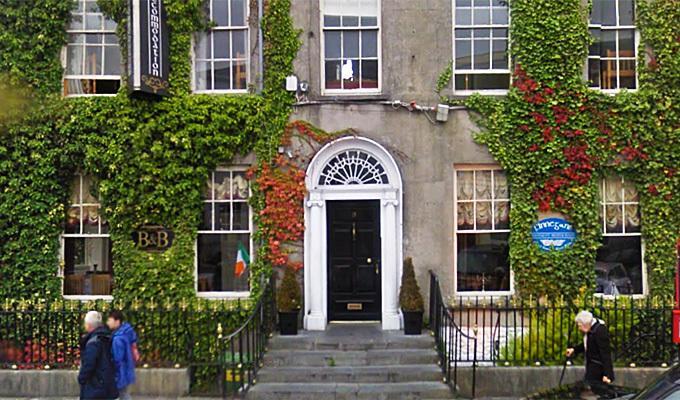 Finnegans Hostel And B&B Accommodation Тралий Екстериор снимка