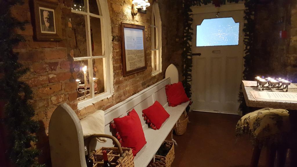 Finnegans Hostel And B&B Accommodation Тралий Екстериор снимка